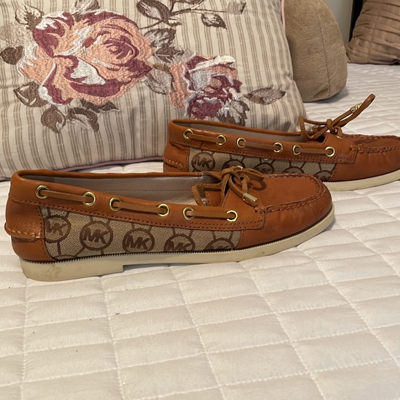 MICHAEL KORS tan Stylish iconic logo detailing in a moccasin flat. - Picture 5 of 6